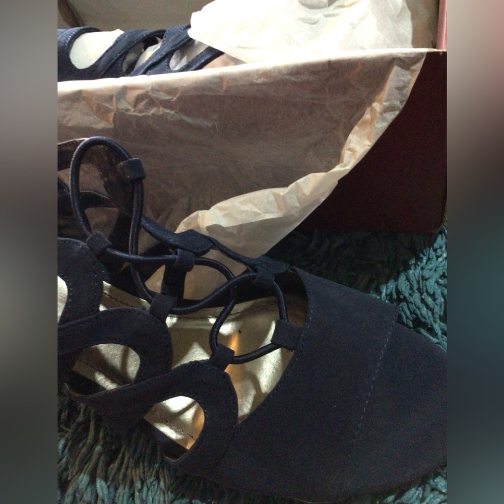 New woman’s navy blue heels sandals size 9